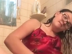 Teen Girl Masturbates In Bathroom With Music