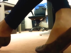 Dangling Foot Fetish - At the office - Vends-ta-culotte