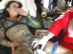Live beim Fotzen Tattoo stechen mit Blowjob fur Snowwhite